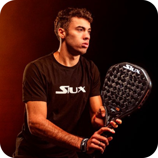 Leo Augsburger met de Fenix Pro 5 Black padel racket in zijn handen