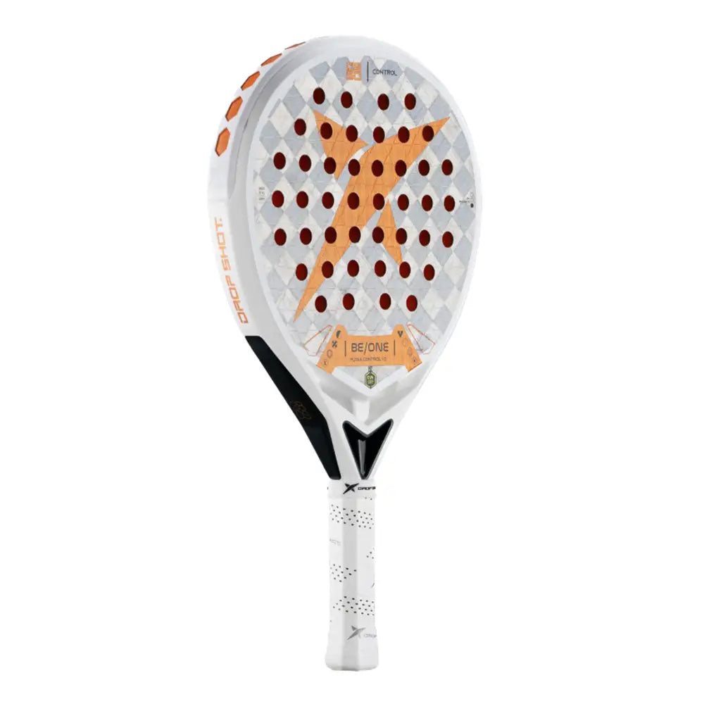 Schuin vooraanzicht Drop Shot Furia Control 1.0 2025 | Rond padelracket met 18K Carbon, EVA Soft-kern en 3D Face. Maximale controle, precisie en comfort voor intermediaire spelers.