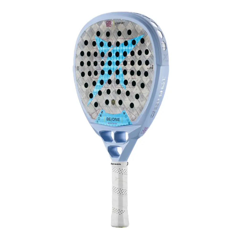 Schuin vooraanzicht Drop Shot Quantum 2.0 2025 padelracket – diamantvorm met 18K Textreme Carbon, EVA Soft-kern en trillingsdemping.