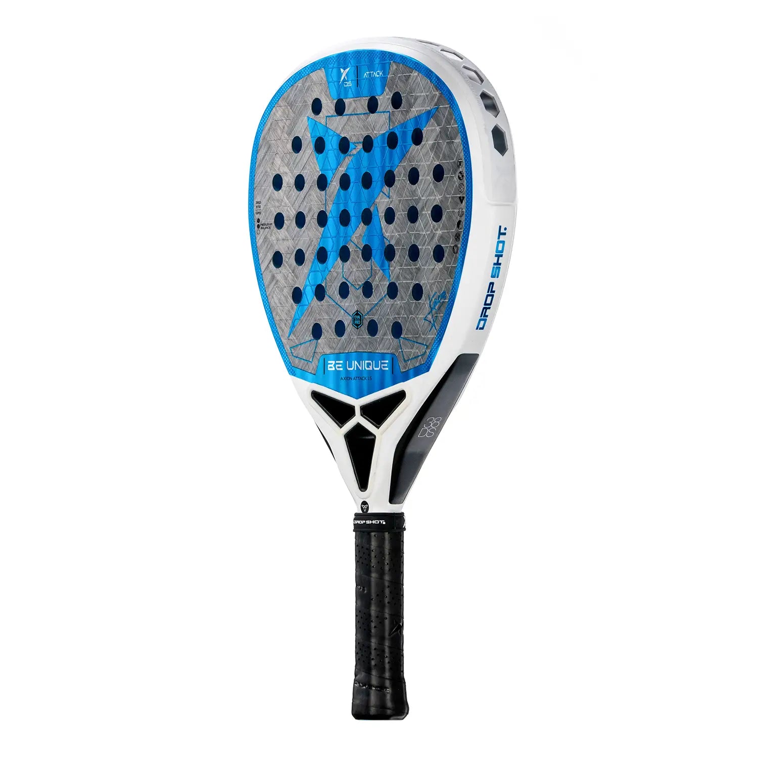Schuin vooraanzicht Drop Shot Axion Attack 1.5 padelracket – Jon Sanz Edition, traanvormig model met 24K Carbon Twill en EVA Pro-kern. Donker grijs slagoppervlak met felblauwe accenten.