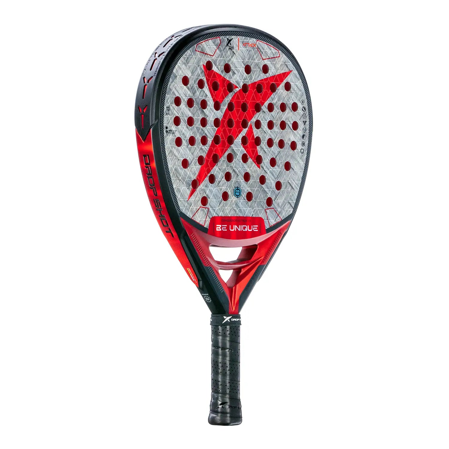 Schuin vooraanzicht Drop Shot Conqueror Attack 1.5 padelracket – traanvormig met 24K Carbon Twill, EVA Pro-kern en Vibra Tech. Grijs racket met rood Drop Shot logo.