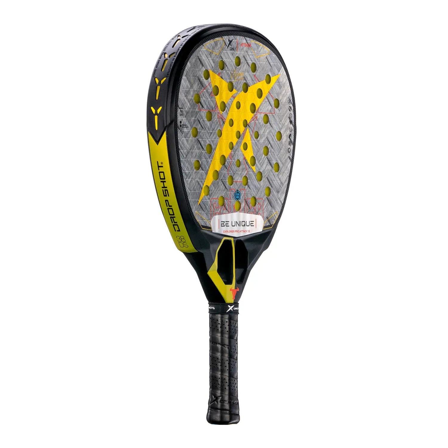 Schuin vooraanzicht linkerzijde Drop Shot Explorer Pro Attack 1.5 padelracket – traanvormig model met 24K Carbon Twill, EVA Pro-kern en antivibratie-technologie. Zwart met gouden details.