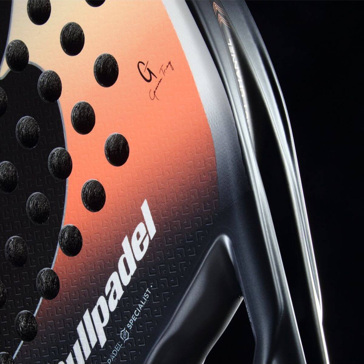 Detail Bullpadel Elite W 26 padelracket – damesracket van Gemma Triay met hybride vorm, chic design en 3D-ruwe afwerking voor kracht en controle.
