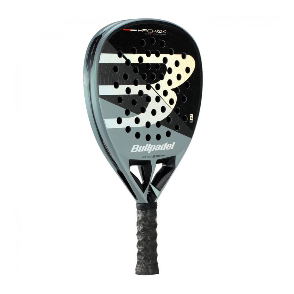 Schuin vooraanzicht Bullpadel Hack 04 2026 padelracket – diamantvormig racket in zwart met grijs-blauwe accenten, ruwe 3D Grain-afwerking en hoog balanspunt voor maximale power en spin.