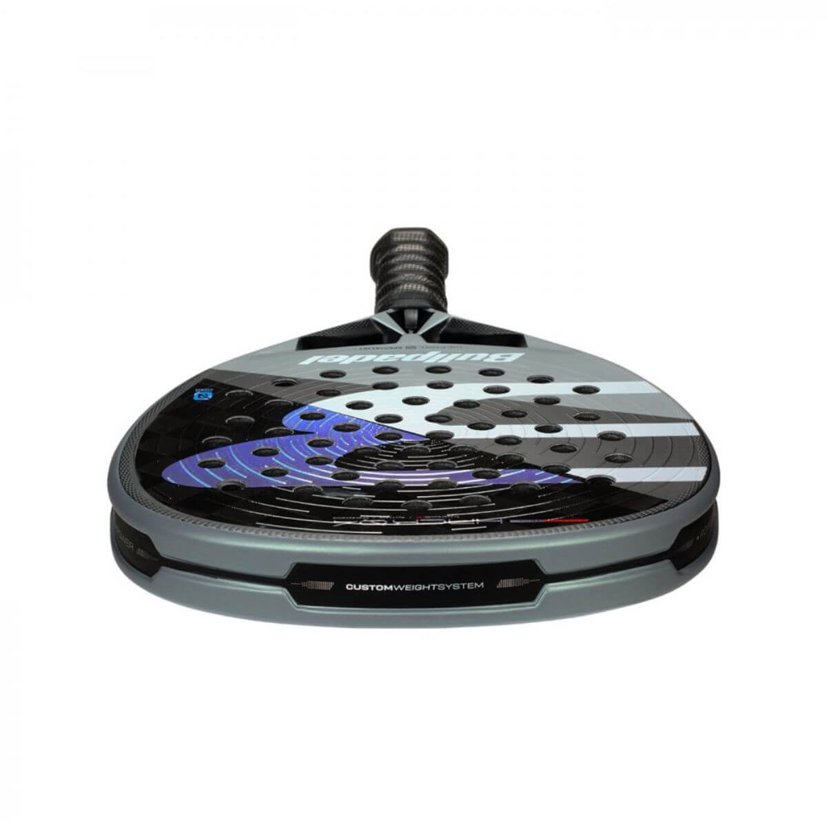 Bovenaanzicht Bullpadel Hack 04 2026 padelracket – diamantvormig racket in zwart met grijs-blauwe accenten, ruwe 3D Grain-afwerking en hoog balanspunt voor maximale power en spin.