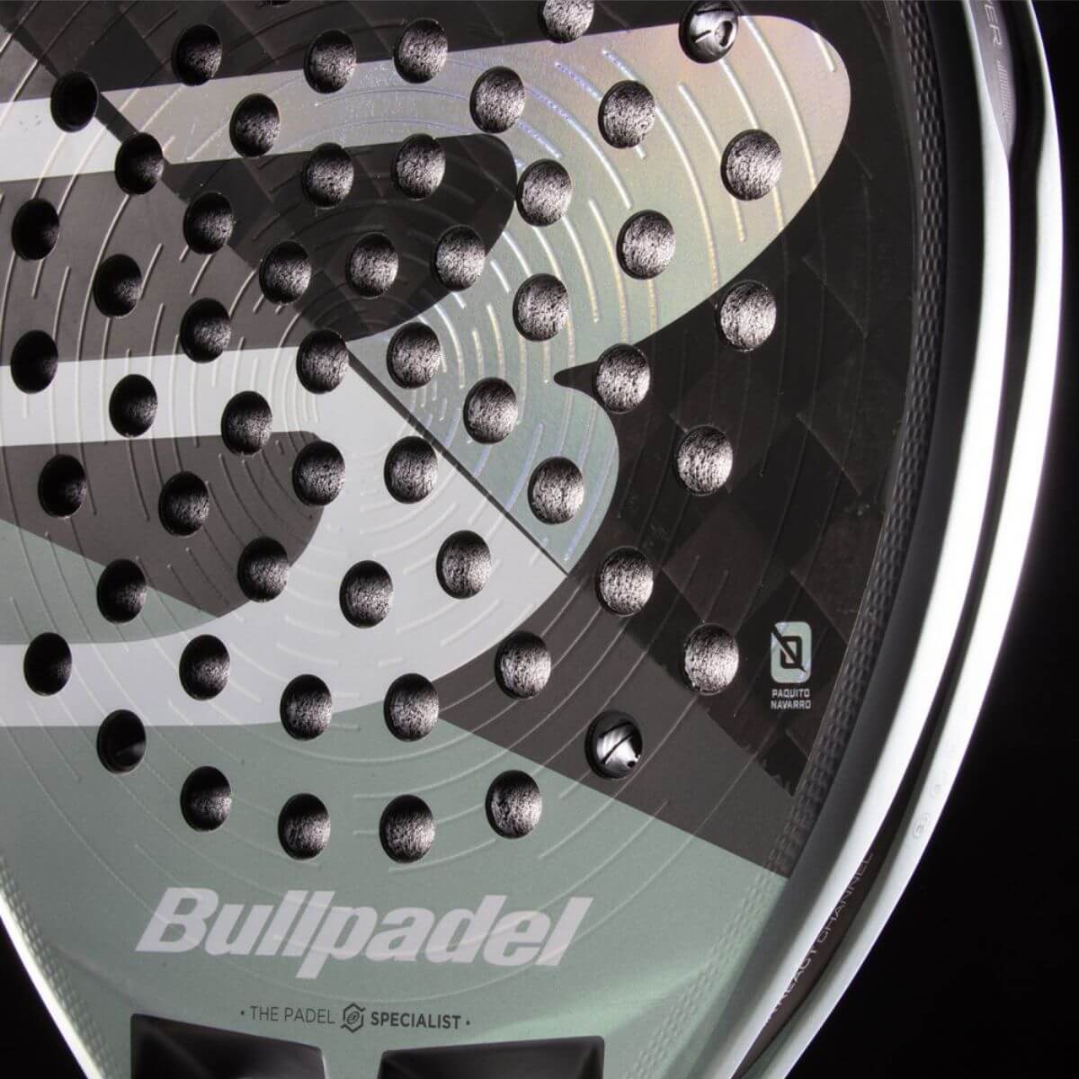 Detail Bullpadel Hack 04 2026 padelracket – diamantvormig racket in zwart met grijs-blauwe accenten, ruwe 3D Grain-afwerking en hoog balanspunt voor maximale power en spin.