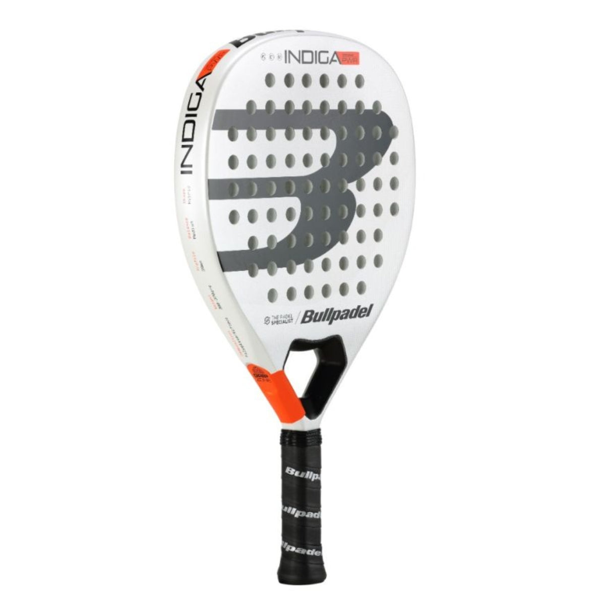 Padelracket Bullpadel Indiga Power 25 met witte afwerking, oranje accenten en zwart Bullpadel-logo schuin vooraanzicht