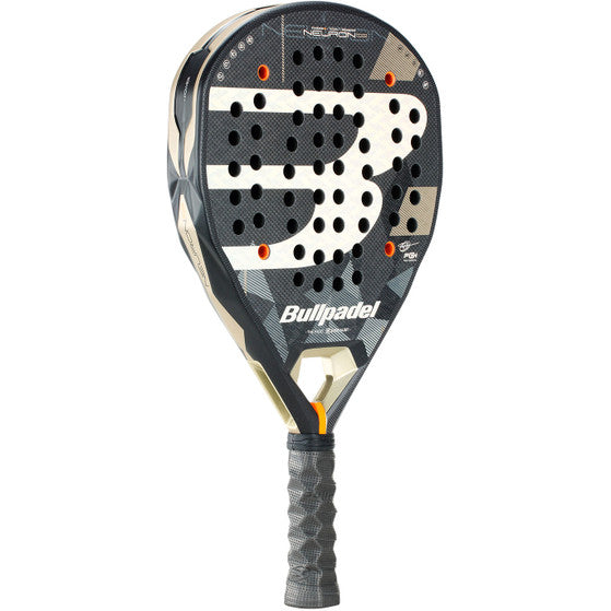 Schuin vooraanzicht Bullpadel Neuron 02 padelracket – hybride racket met PrismLock-frame, zwart design en 3D ruwe afwerking, ideaal voor controlegerichte spelers.