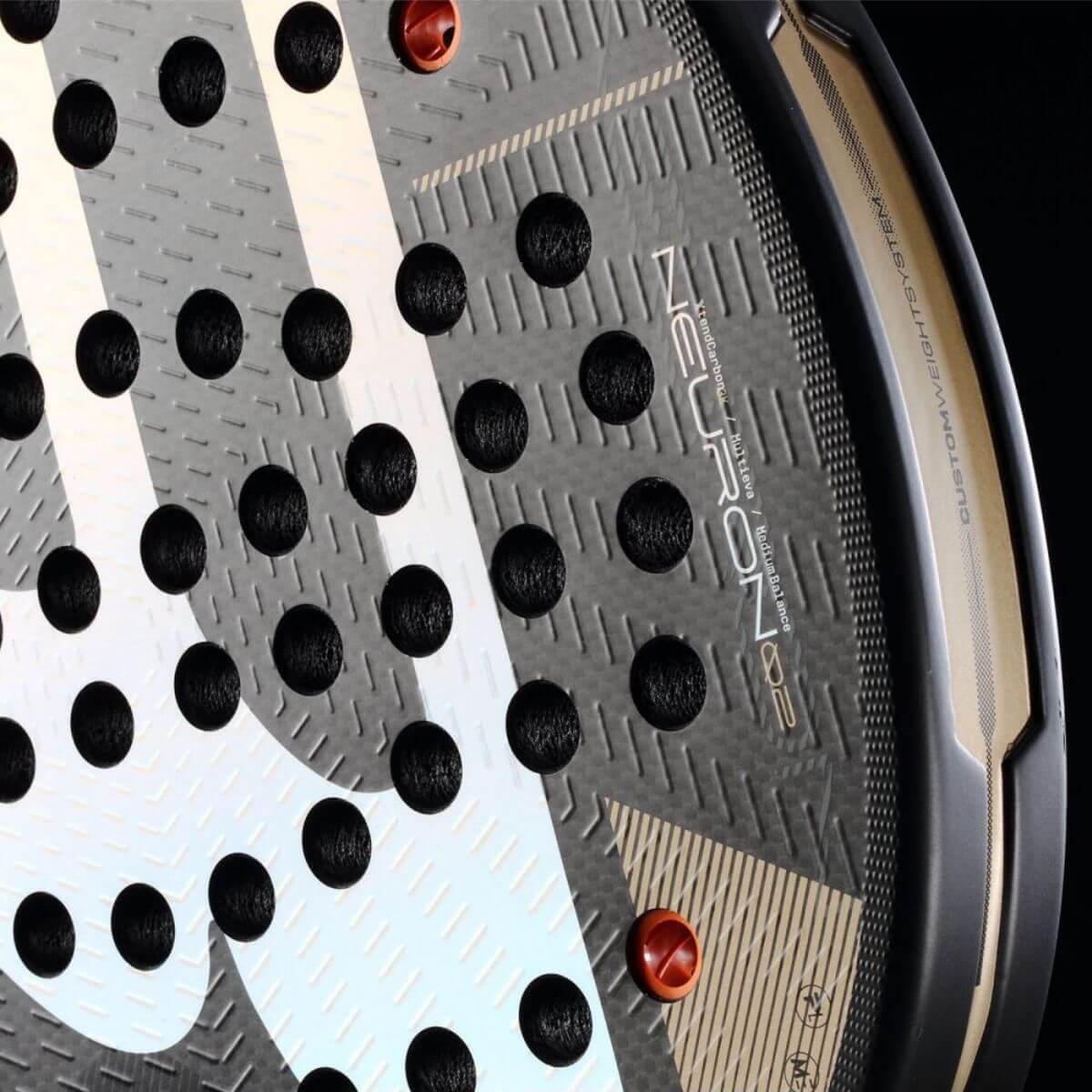 Detail van de Bullpadel Neuron 02 padelracket – hybride racket met PrismLock-frame, zwart design en 3D ruwe afwerking, ideaal voor controlegerichte spelers.