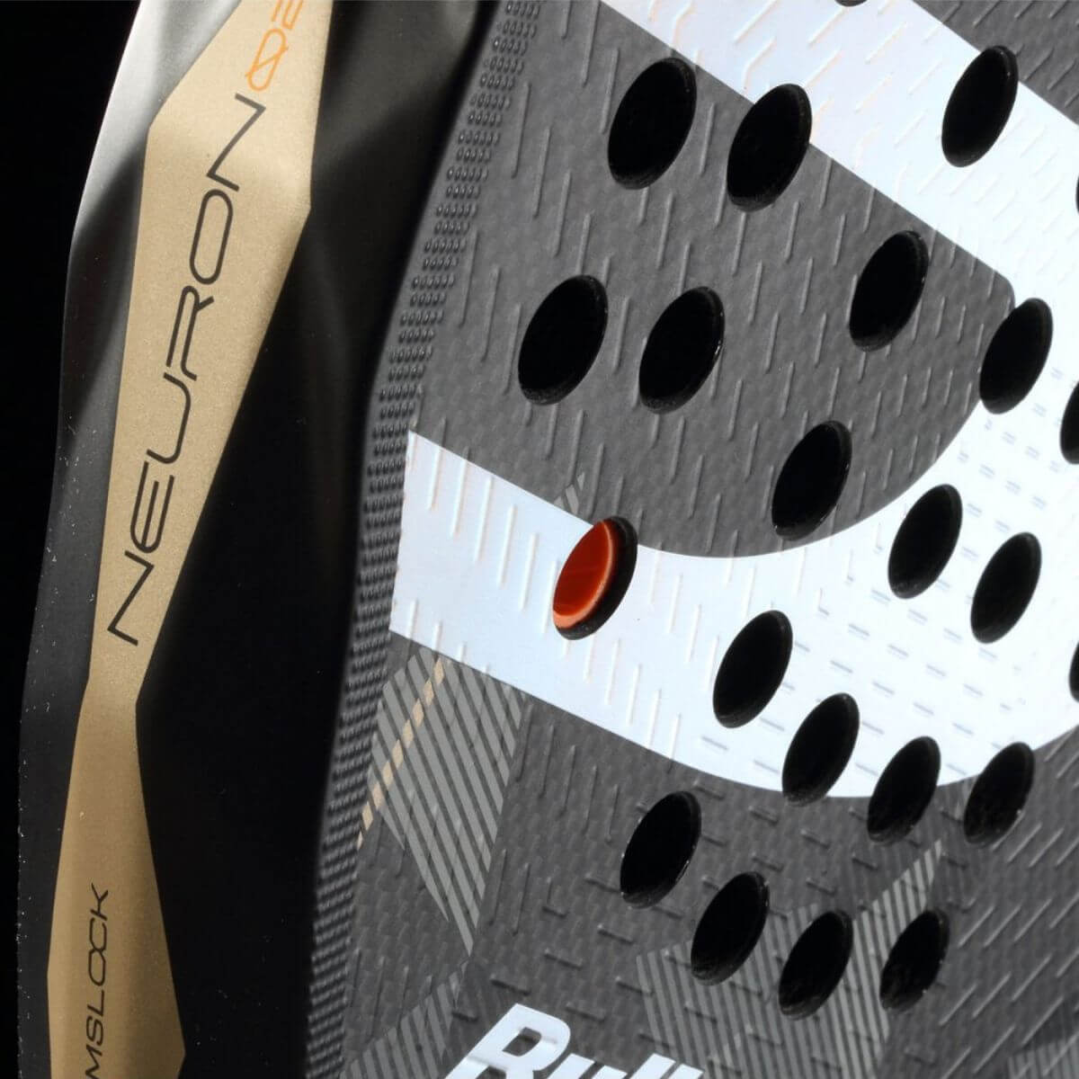 Detail van de Bullpadel Neuron 02 padelracket – hybride racket met PrismLock-frame, zwart design en 3D ruwe afwerking, ideaal voor controlegerichte spelers.
