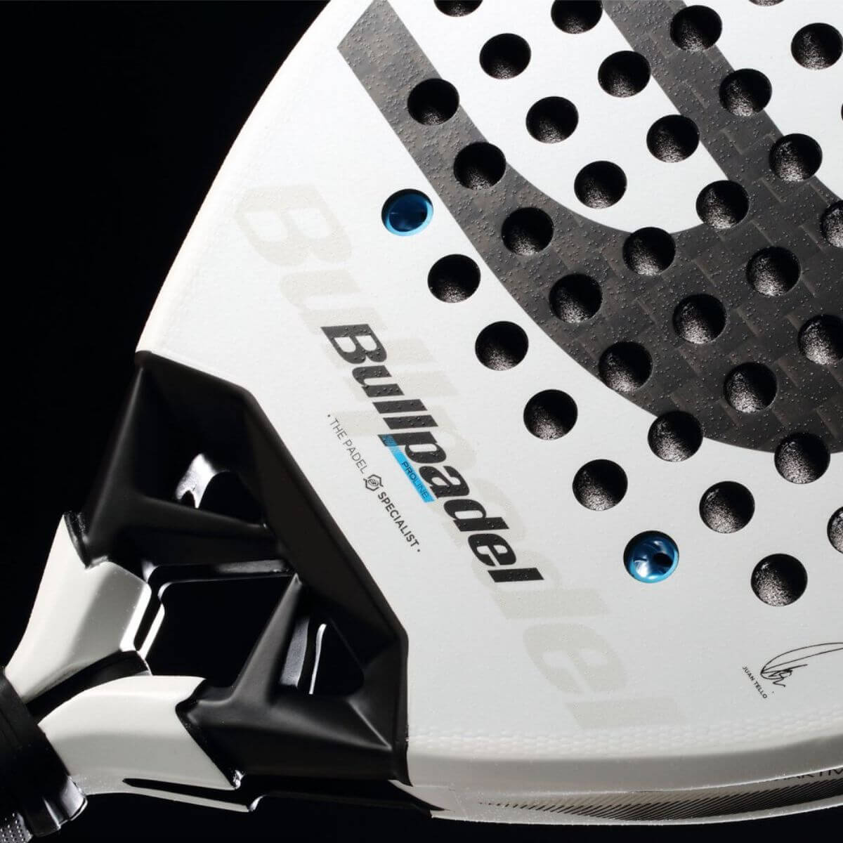 Detail van het Bullpadel Vertex 05 2026 padelracket – diamantvormig racket in zwart-witdesign, met ruwe Top Spin-afwerking en geavanceerde technologieën voor power en controle.