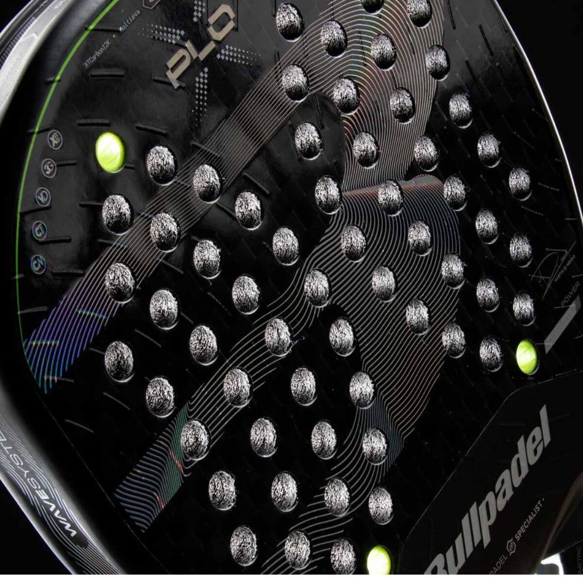 Detail Bullpadel XPLO 2026 padelracket – geometrisch gevormd racket in zwart/grijs modern design met Xtend Carbon 12K en 3D Grain-afwerking voor ultieme kracht en spin.