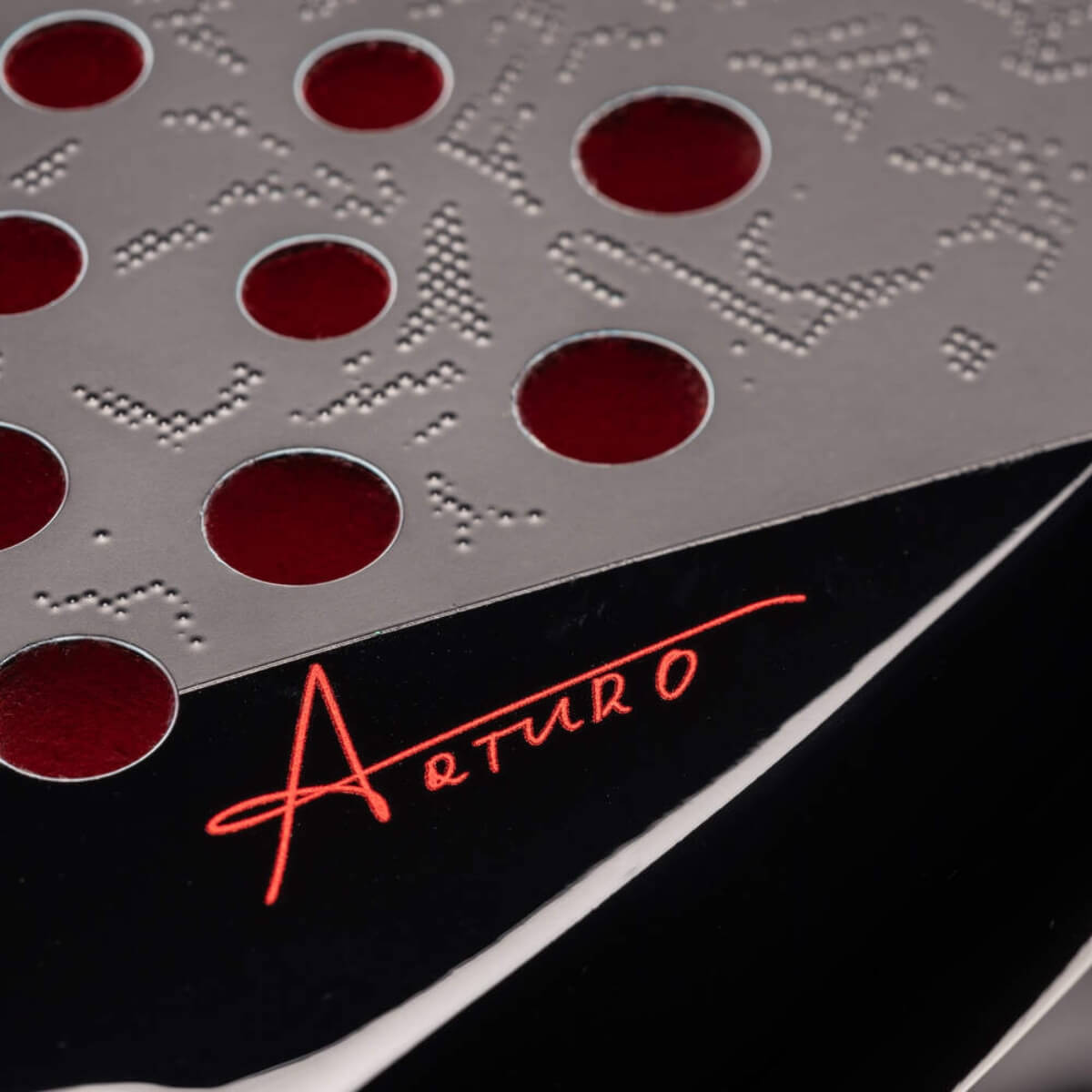 Close-up van de handtekening Arturo op het slagoppervlak van het padel racket.