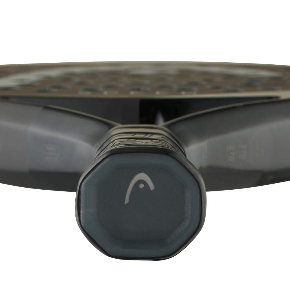 Onderaanzicht van een zwarte padel racket met centraal in het licht grijs het logo van Head.