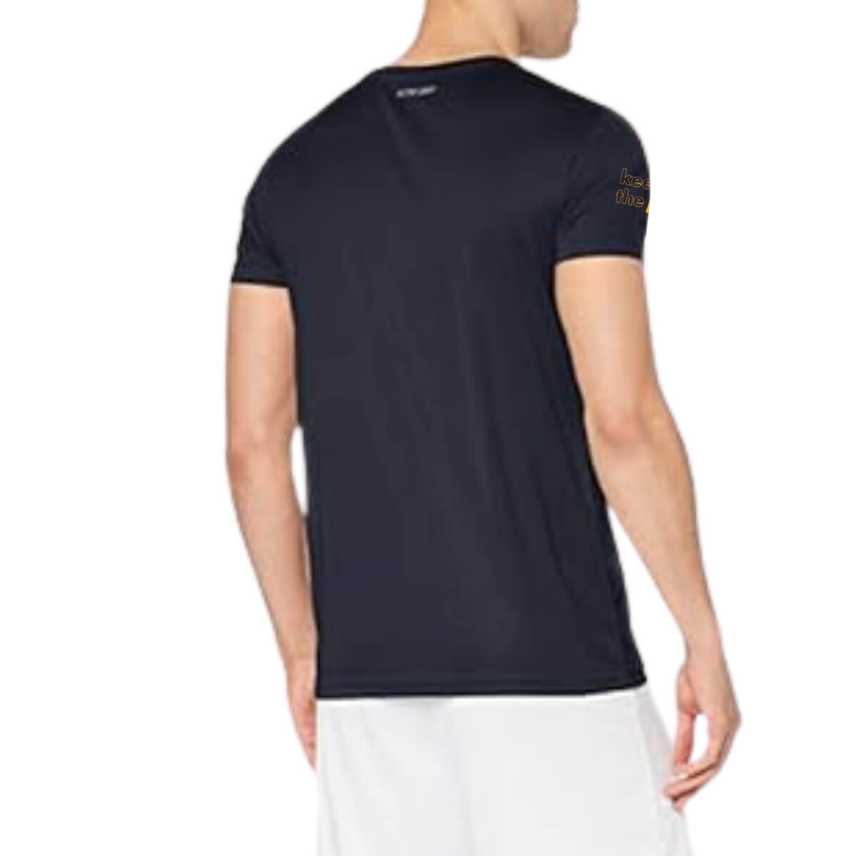 Rugzijde van een man met zwart sport t-shirt . Op de rechtermouw staat in het oranje de slogan Keep Up The Pace