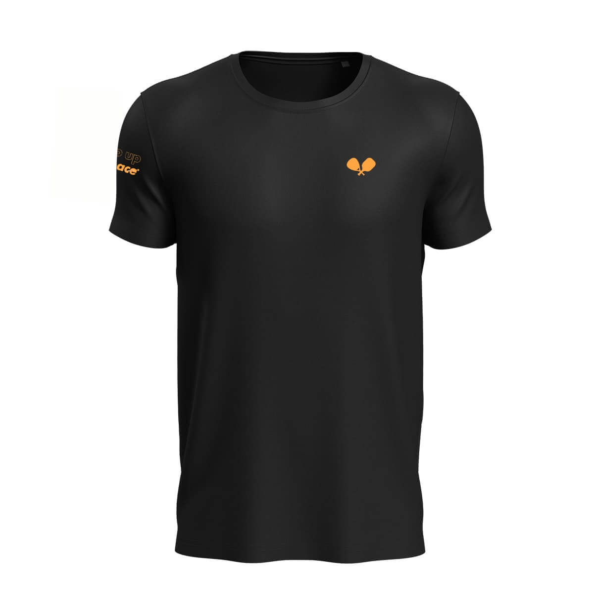 Man met zwart sport t-shirt met daarop oranje logo op de borst. Het logo zijn een padel en pickleball racket gekruist. Op de rechtermouw staat in het oranje de slogan Keep Up The Pace