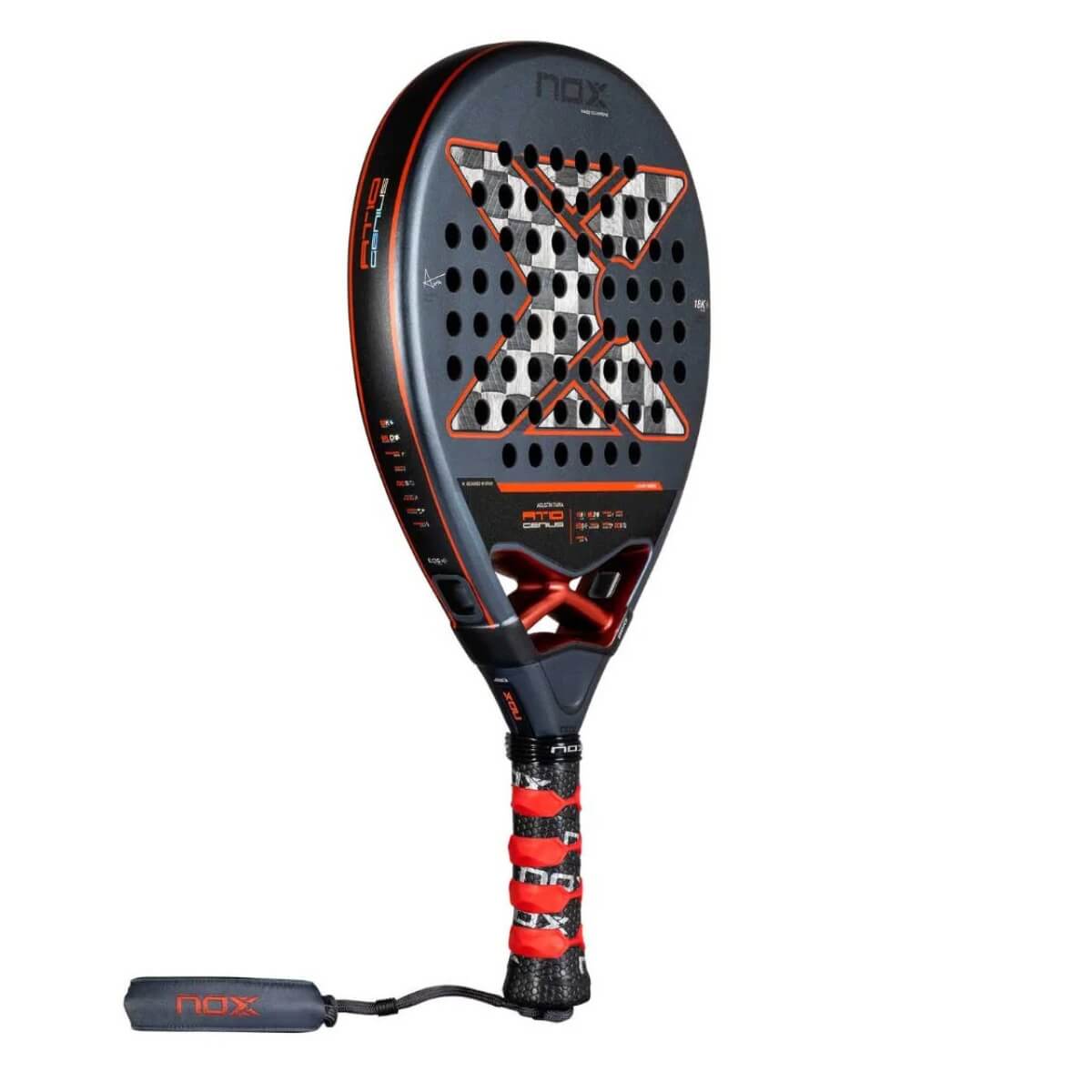 AT10 GENIUS 18K ALUM 2025 - AGUSTIN TAPIA padel racket schuin vooraanzicht grijze racket met oranje logo Nox