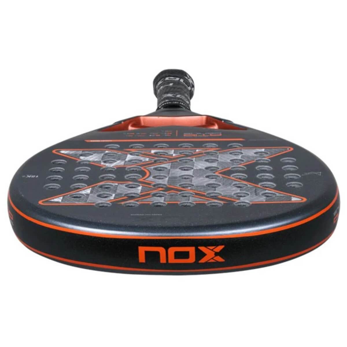 AT10 GENIUS 18K ALUM 2025 - AGUSTIN TAPIA padel racket bovenaanzicht grijze racket met oranje logo Nox