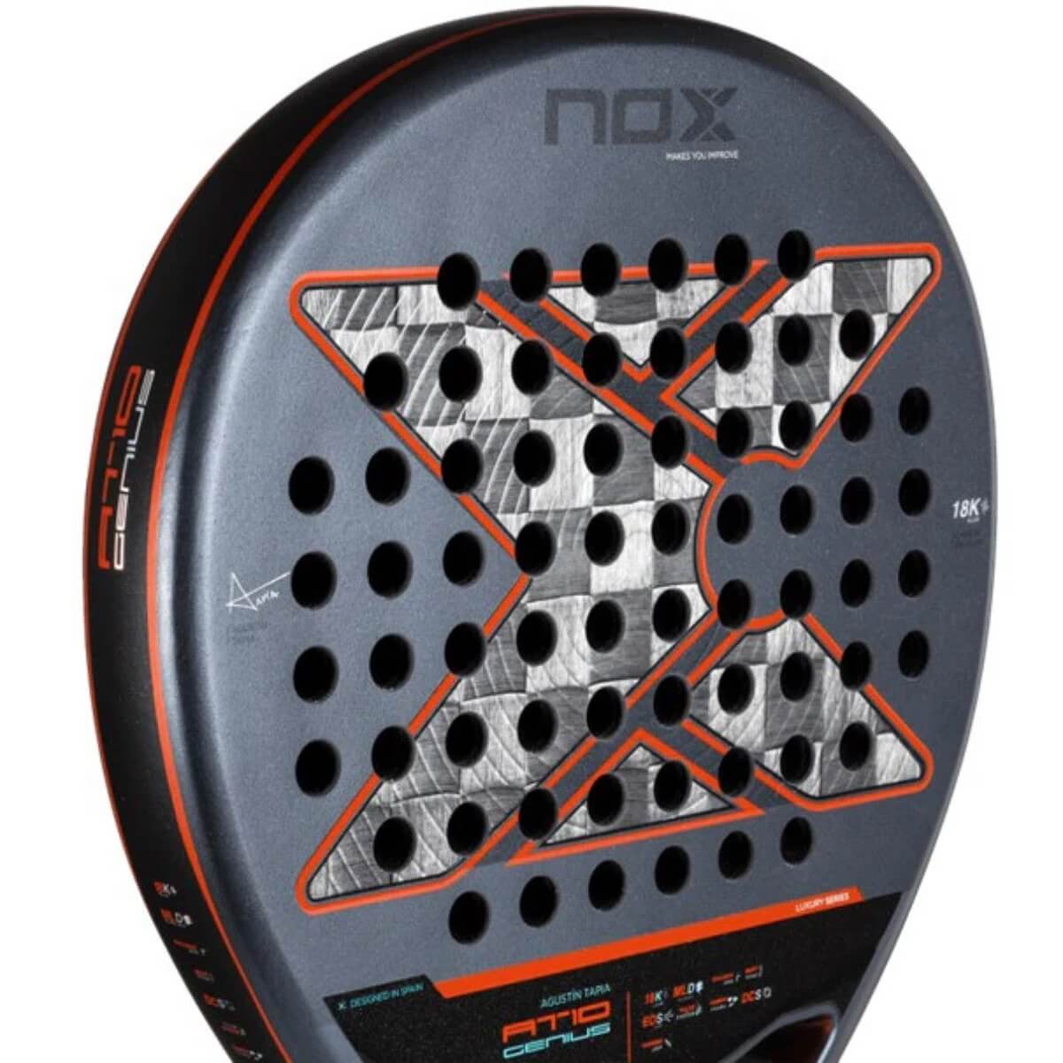 AT10 GENIUS 18K ALUM 2025 - AGUSTIN TAPIA padel racket slagoppervlak close-up grijze racket met oranje logo Nox