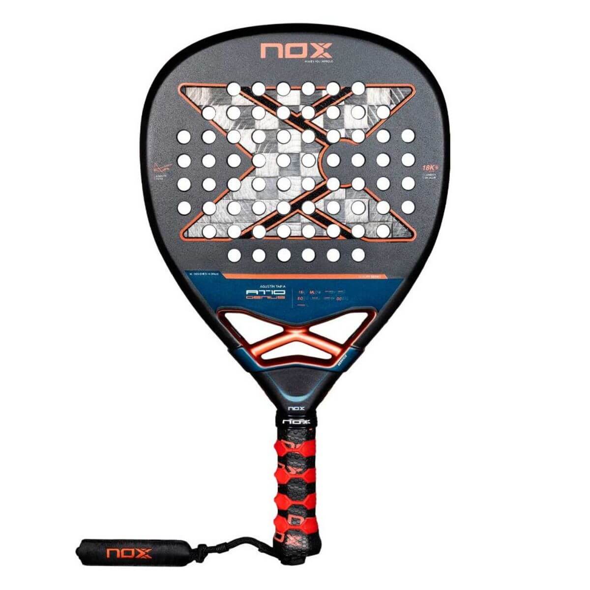Vooraanzicht van de Nox AT10 Genius Attack 18K 2025 padelracket, met diamantvormig blad, zwart design met rode details en het witte Nox-logo centraal op het slagoppervlak.