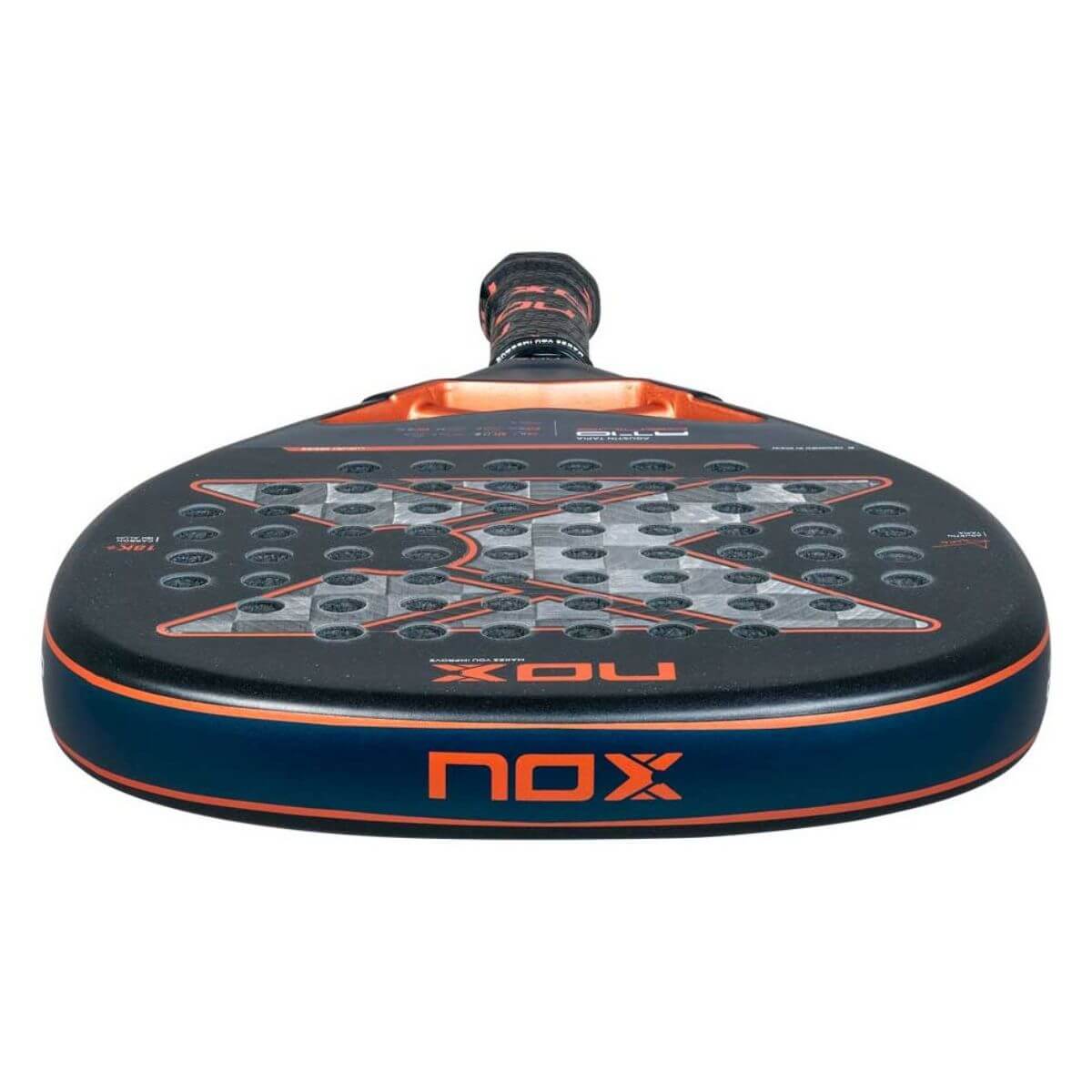 Bovenaanzicht van de Nox AT10 Genius Attack 18K 2025 padelracket, met diamantvormig blad, zwart design met rode details en het witte Nox-logo centraal op het slagoppervlak.