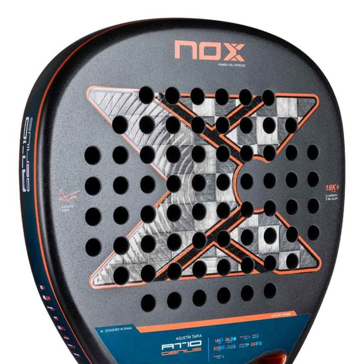 Close-up van de Nox AT10 Genius Attack 18K 2025 padelracket, met diamantvormig blad, zwart design met rode details en het witte Nox-logo centraal op het slagoppervlak.