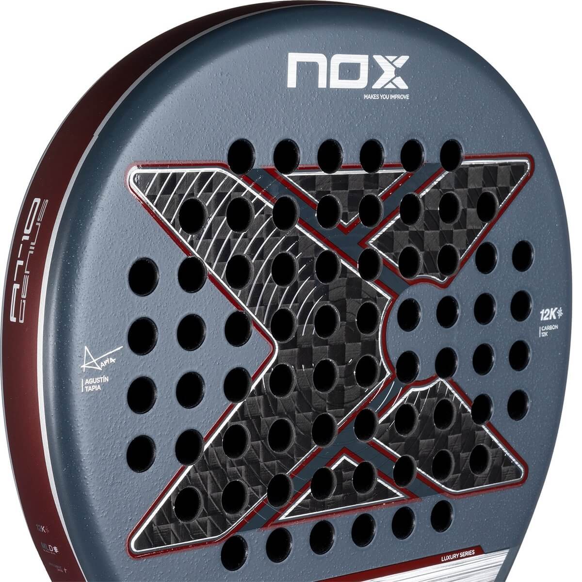 Grijs NOX AT10 Genius 12K 2025 padelracket met zwart X-logo van NOX, vooraanzicht met druppelvormig ontwerp en hoogwaardige afwerking