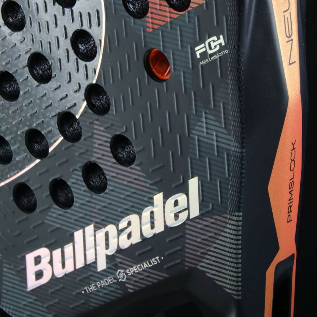 Detail Bullpadel Neuron 02 Edge padelracket – geometrische vorm, Xtend Carbon 3K en Multieva-kern. Ontworpen voor maximale precisie.
