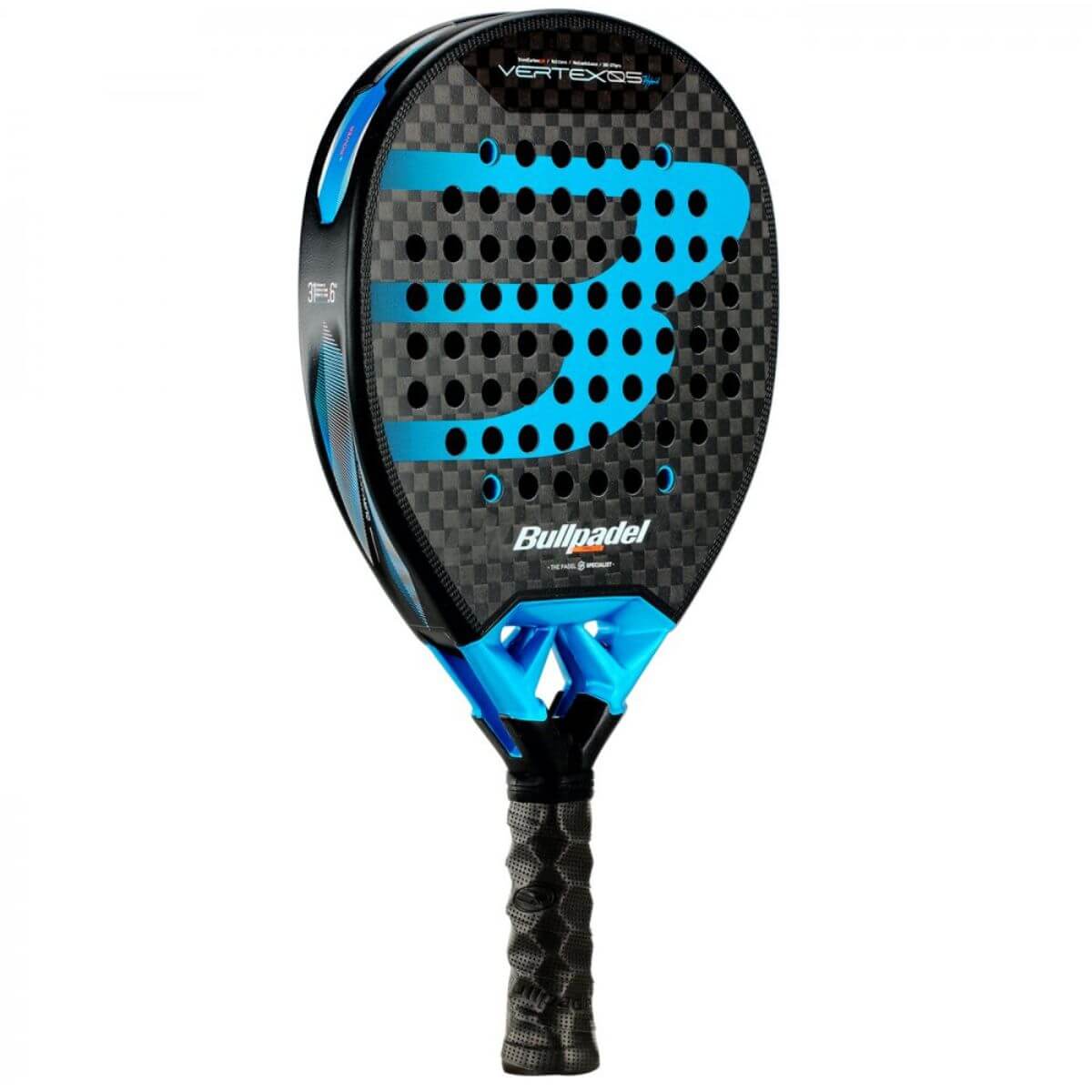 Schuin vooraanzicht Bullpadel Vertex 05 Hybrid padelracket – zwart racket met blauw Bullpadel logo - hybride vorm met Xtend Carbon 12K-blad en Multieva-kern.