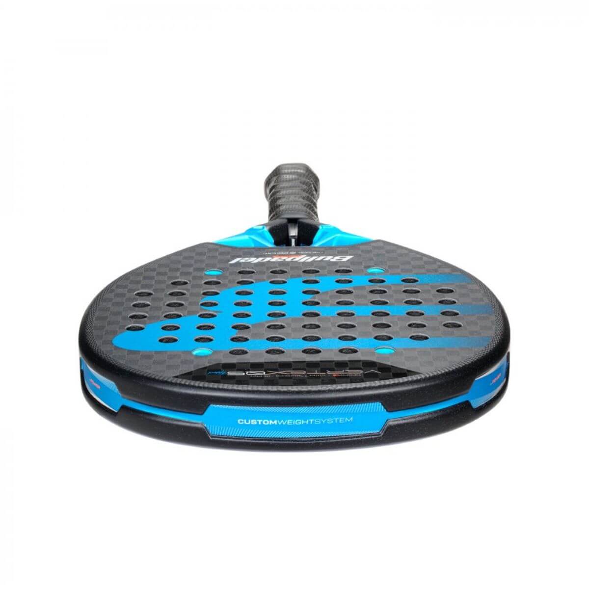 Bovenaanzicht Bullpadel Vertex 05 Hybrid padelracket – zwart racket met blauw Bullpadel logo - hybride vorm met Xtend Carbon 12K-blad en Multieva-kern.