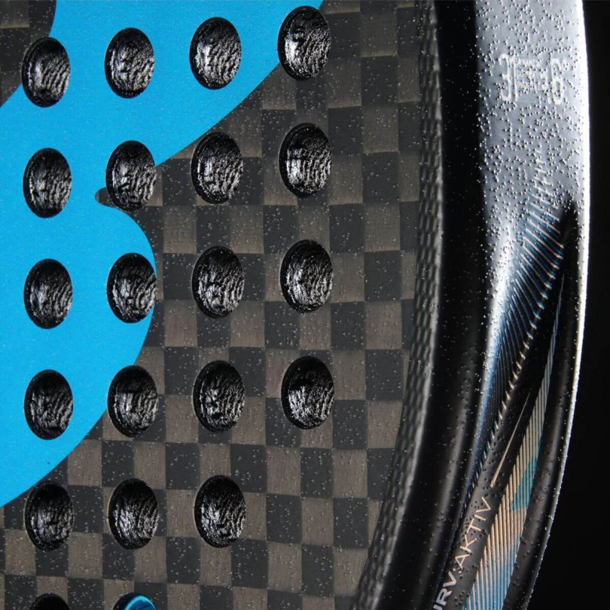 Detail Bullpadel Vertex 05 Hybrid padelracket – zwart racket met blauw Bullpadel logo - hybride vorm met Xtend Carbon 12K-blad en Multieva-kern.