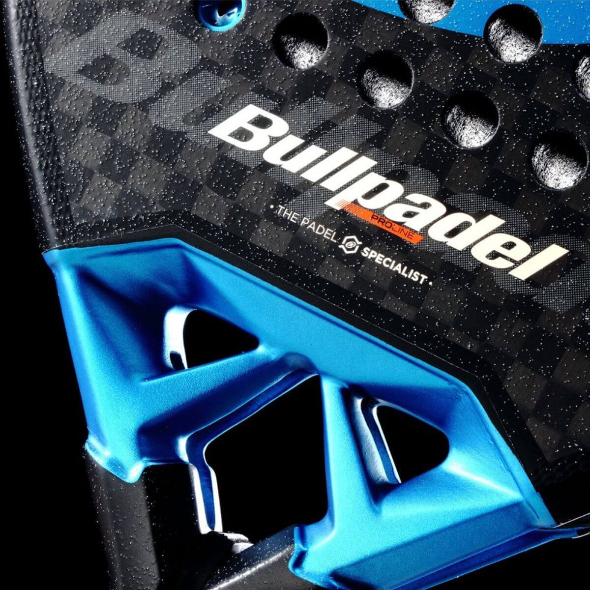 Detail Bullpadel Vertex 05 Hybrid padelracket – zwart racket met blauw Bullpadel logo - hybride vorm met Xtend Carbon 12K-blad en Multieva-kern.