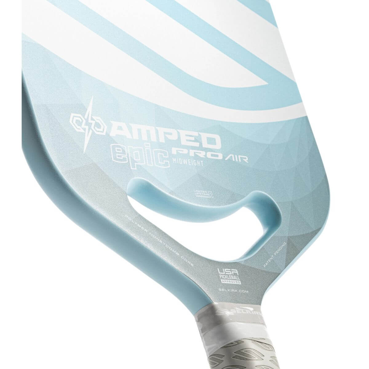 Close-up van het slagoppervlak van de lichtblauwe Selkirk AMPED Pro Air Epic pickleball racket met groot wit Selkirk-logo op het blad.