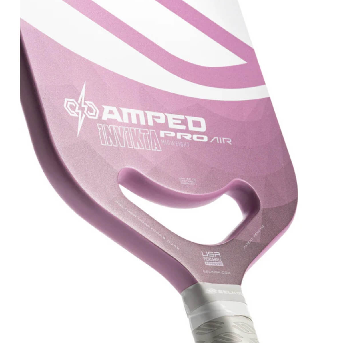 Close-up van het slagoppervlak van de paarse Selkirk AMPED Pro Air Invikta pickleball racket met groot wit Selkirk-logo op het blad.