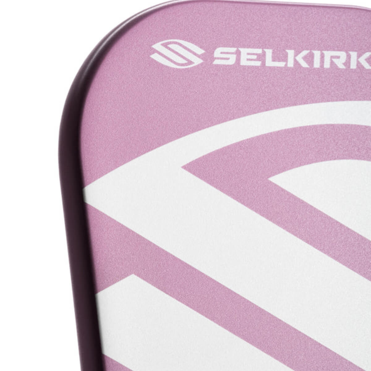 Close-up van het slagoppervlak van de paarse Selkirk AMPED Pro Air Invikta pickleball racket met groot wit Selkirk-logo op het blad.