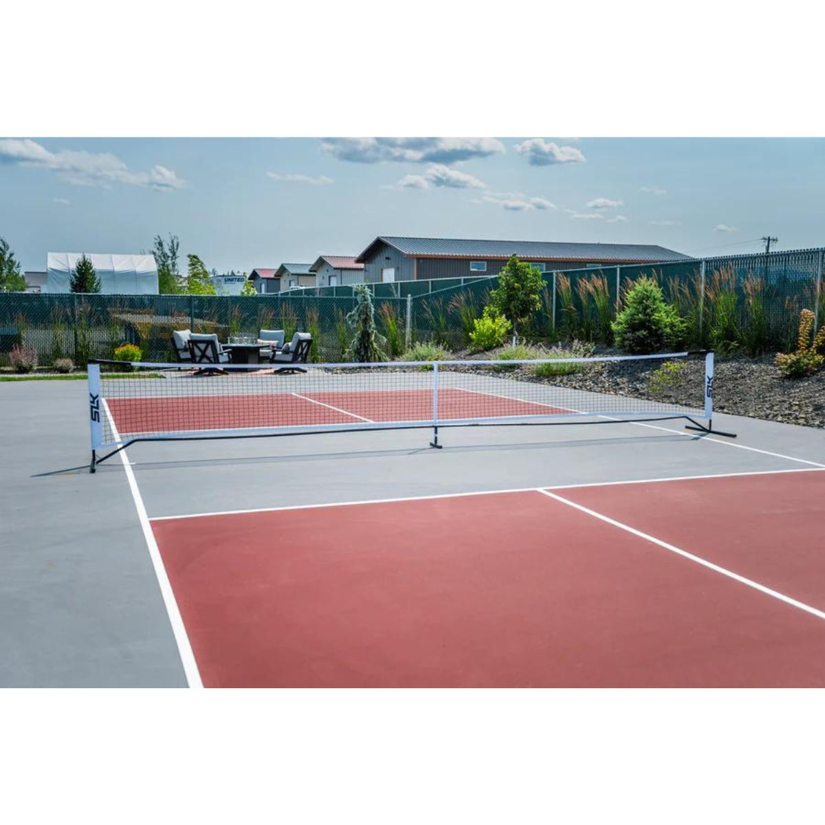 Pickleball net met witte randen op een veld