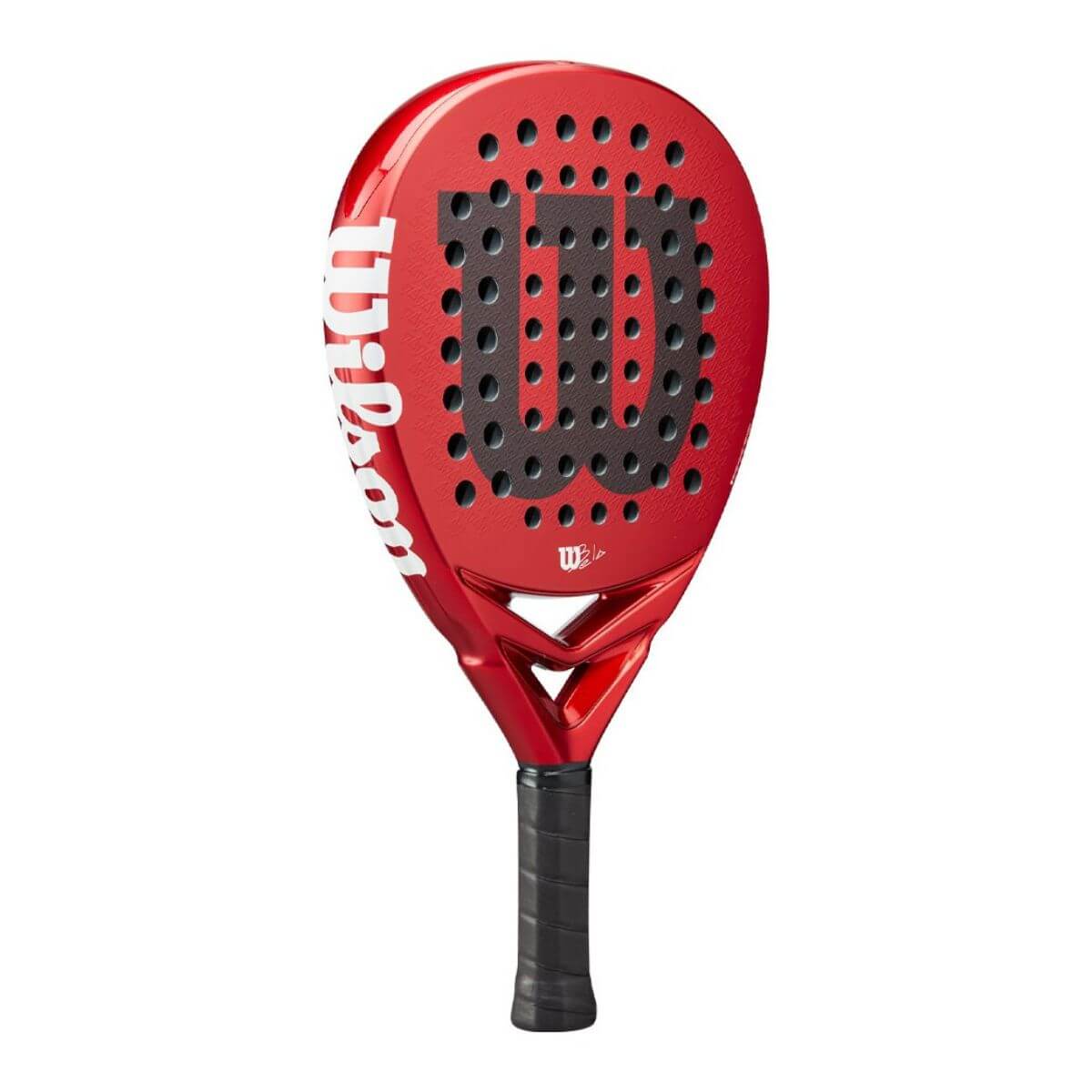 Schuin vooraanzicht: Wilson Bela Pro V2.5 padelracket in zwart-rood design met druppelvorm.