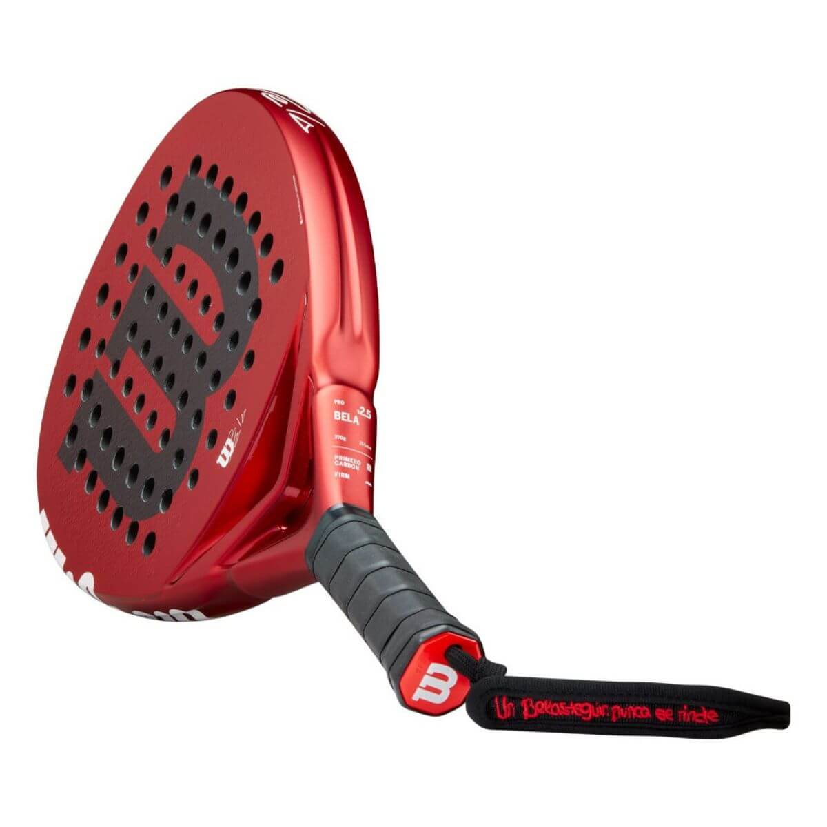 Schuin vooraanzicht: Wilson Bela Pro V2.5 padelracket in zwart-rood design met druppelvorm.