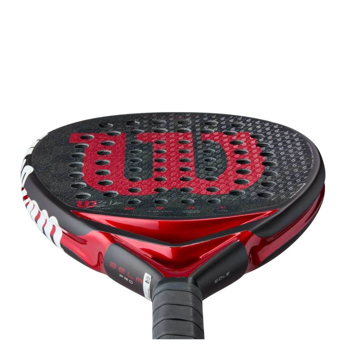 Onderaanzicht: Wilson Bela Pro V3 2025 padelracket in zwart-rood design met hybride vorm.