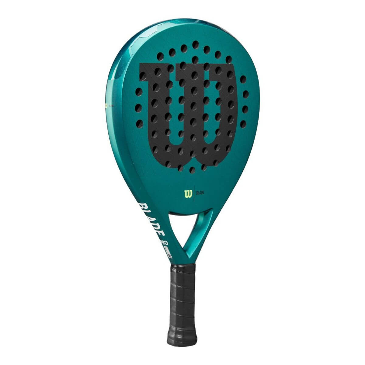 Schuin vooraanzicht: Wilson Blade Pro V3 2025 padelracket met druppelvorm en strak zwart-groen design.
