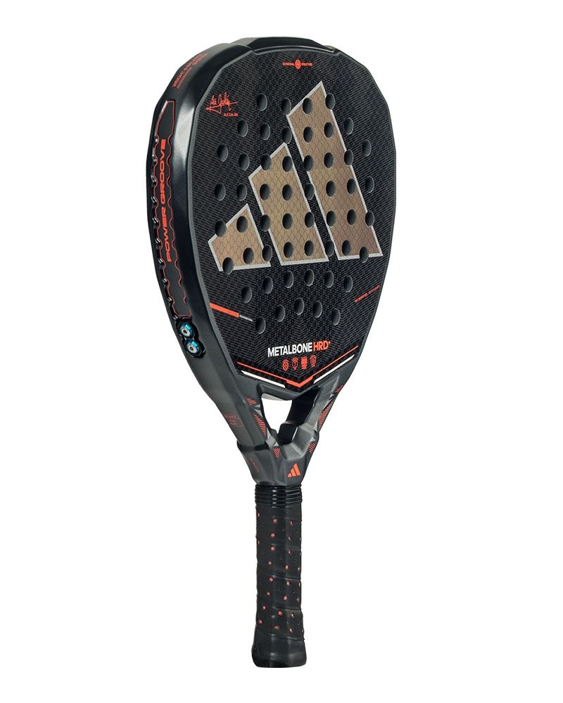 Schuin vooraanzicht Adidas Metalbone HRD+ 2026: diamantvormige power racket met Carbon Aluminized 16K, EVA High Memory en verstelbaar Weight & Balance System.