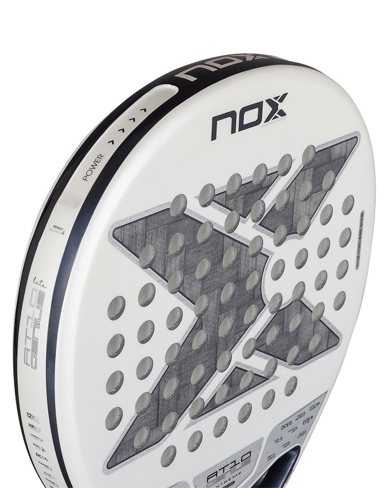 Slagoppervlak Nox AT10 12K Alum Xtrem Lite 2026 – Agustín Tapia Edition. Licht padelracket met 12K Carbon Alum Xtrem en HR3 White EVA-kern voor maximale wendbaarheid en controle.