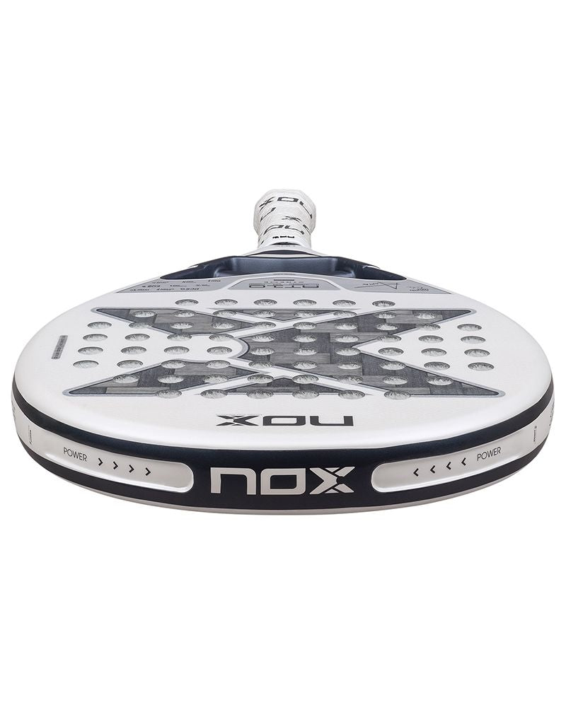 Bovenaanzicht Nox AT10 12K Alum Xtrem Lite 2026 – Agustín Tapia Edition. Licht padelracket met 12K Carbon Alum Xtrem en HR3 White EVA-kern voor maximale wendbaarheid en controle.