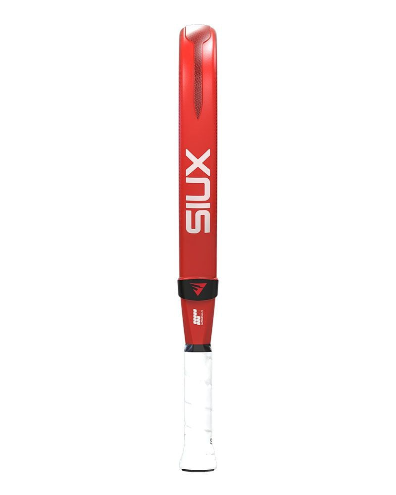 Zijaanzicht Siux Electra Pro 2026 Fire Red: druppelvormig zwart racket met een rode rand.