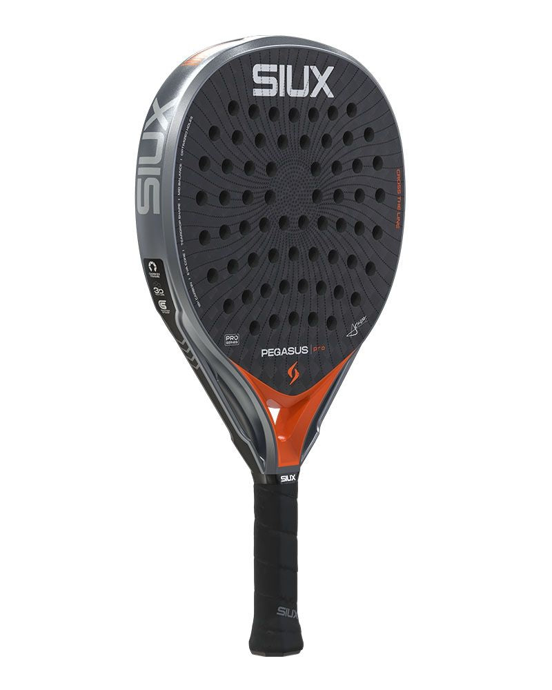 Schuin vooraanzicht Siux Pegasus Pro 2026 Lava Orange | Professioneel padelracket met 12K Carbon, EVA Pro-kern en 3D-textuur.