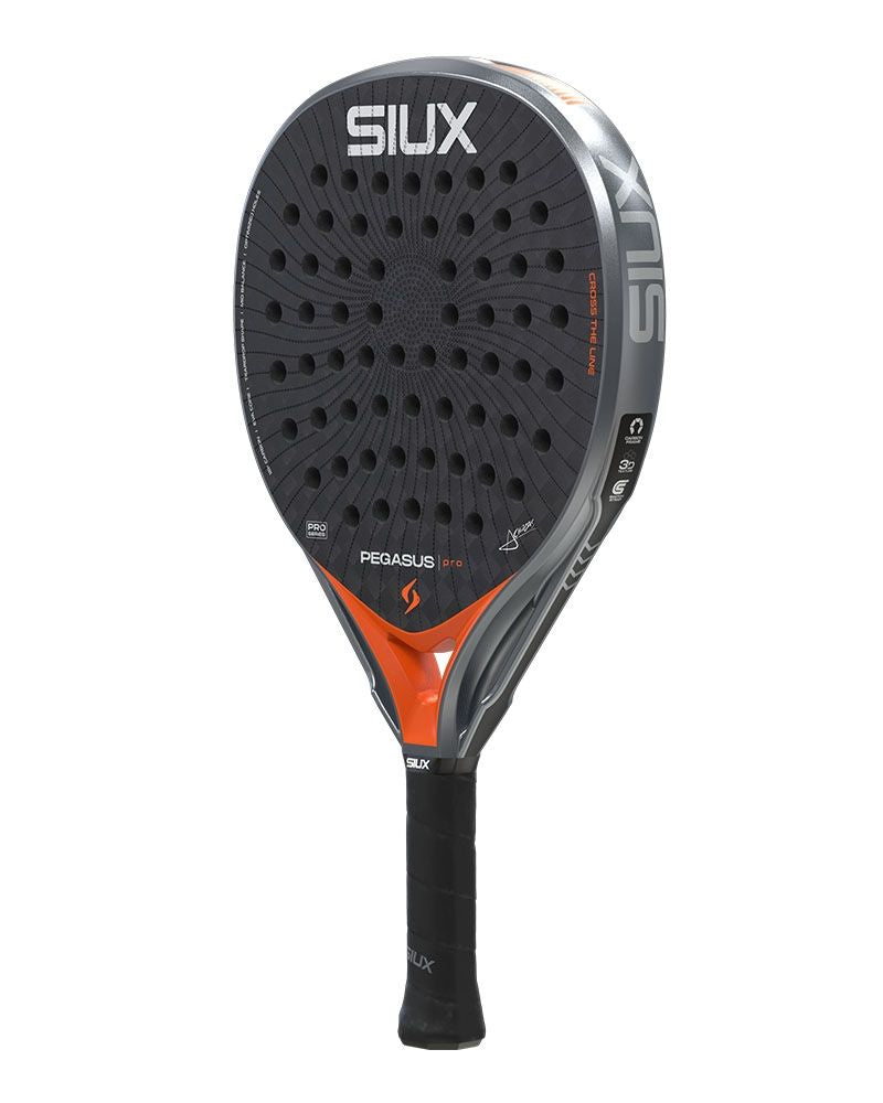 Schuin vooraanzicht Siux Pegasus Pro 2026 Lava Orange | Professioneel padelracket met 12K Carbon, EVA Pro-kern en 3D-textuur.