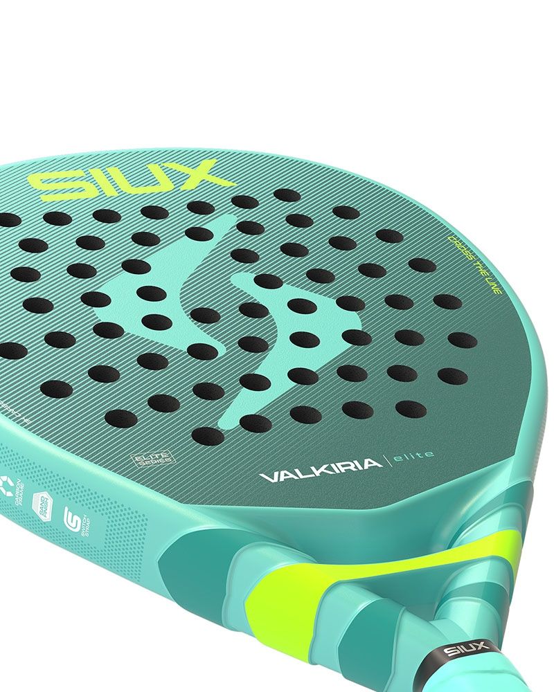 Detail Siux Valkiria Elite 2026 – licht dames padelracket met 3K Carbon, EVA Soft-kern en medium balans. Perfecte mix van power, controle en comfort. Appelblauwzeegroen van kleur met fel groene accenten.