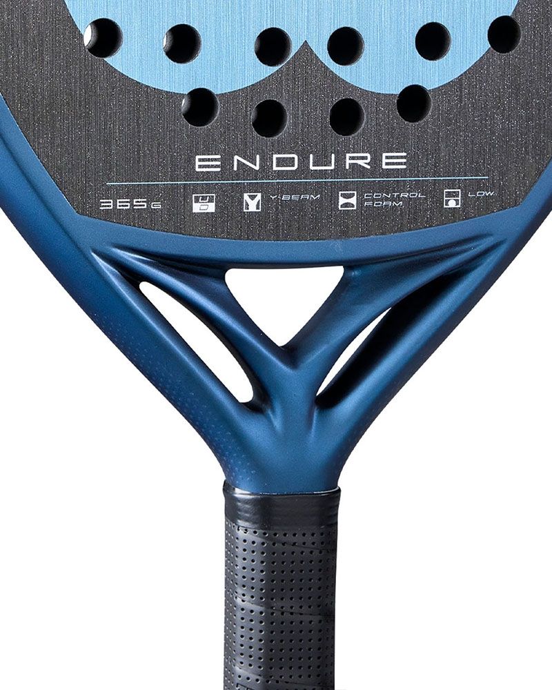 Detail kader Wilson Endure V1: rond controle-padelracket met lage balans, Y-Bridge design en hybride slagvlak. Donkerblauw kader met lichtblauw Wilson logo.