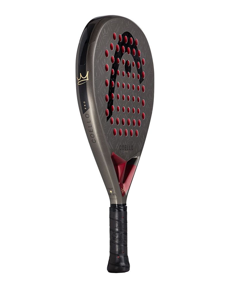 Schuin vooraanzicht Head Coello Pro 2026 donker grijs padel racket met zwart Head logo en rode accenten.