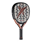 Schuin vooraanzicht Drop Shot Blitz Attack 2025 padelracket – traanvormig model met 24K Carbon Twill, EVA Pro High Density-kern en trillingsdemping.